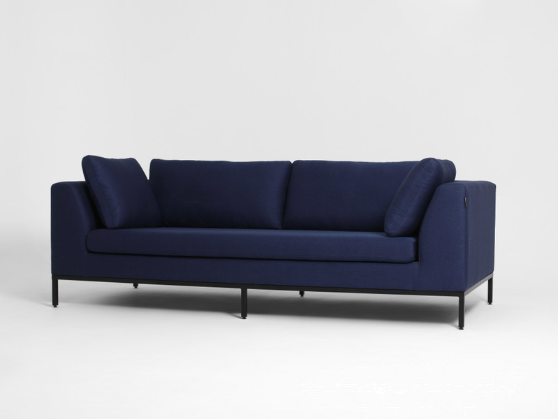 Skandináv design Amb 3 személyes kanapé fém lábbal